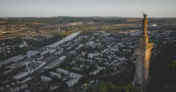 Kläschesberg: Potenzielles Gewerbegebiet mit günstiger Anbindung und einem (Foto: AdobeStock - janmalburg 423142088)