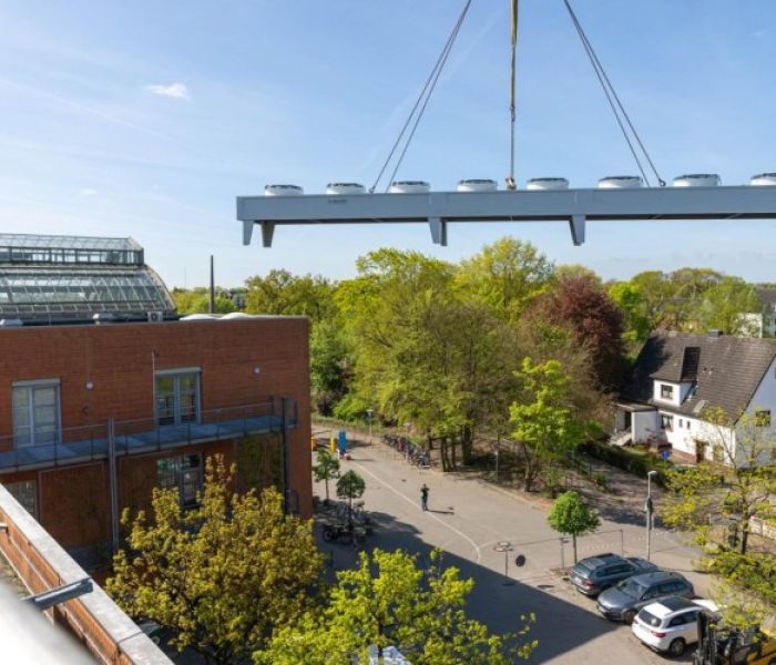 Installation der bisher größten Wärmepumpe in Schenefeld (Foto: HanseWerk Gruppe)
