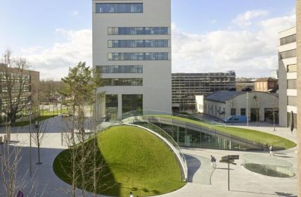 Begehbare Hügeldächer prägen neue innovative Mensa auf Heilbronner (Foto: Optigrün international AG)