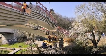 S-förmige Holzbrücke in Tübingen verbindet barrierefrei Lustnau mit (Foto: Schaffitzel Holzindustrie GmbH + Co.)