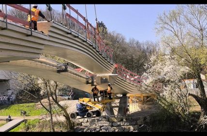 S-förmige Holzbrücke in Tübingen verbindet barrierefrei Lustnau mit (Foto: Schaffitzel Holzindustrie GmbH + Co.)