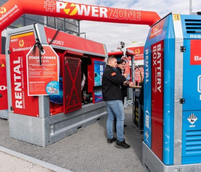 Batteriespeicher-Experte Lukas Krüger am Bredenoord Stand (Foto: Bredenoord GmbH)