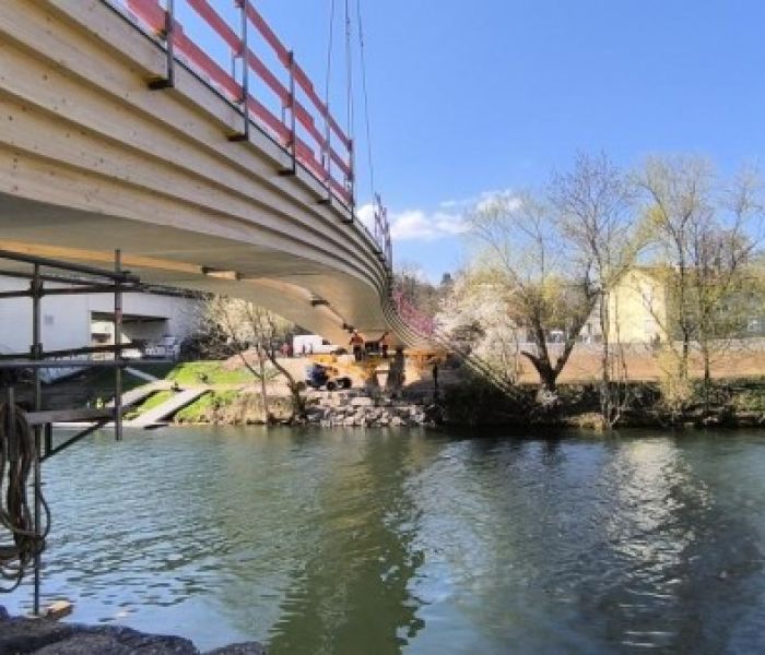 Montage der neuen Holzbrücke Tübingen. (Foto: Schaffitzel Holzindustrie GmbH + Co.)