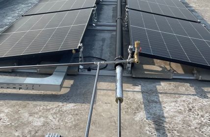 Eigenstromnutzung steigt, Netzbezug sinkt dank intelligenter PVT-Steuerung automatisch deutlich SHK-Fachbetrieb nutzt 24 Hybridkollektoren komplett für Heizung und (Foto: TWL Technologie GmbH)