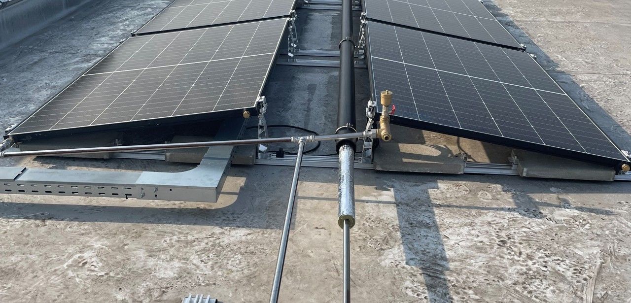 Eigenstromnutzung steigt, Netzbezug sinkt dank intelligenter PVT-Steuerung automatisch deutlich SHK-Fachbetrieb nutzt 24 Hybridkollektoren komplett für Heizung und (Foto: TWL Technologie GmbH)
