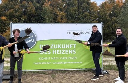 Regionale Wertschöpfung durch gemeinsames Nahwärmenetz senkt Energiekosten dauerhaft deutlich Symbolischer Spatenstich in Gablingen läutet umweltfreundliches Nahwärmenetz Projekt (Foto: GP JOULE)