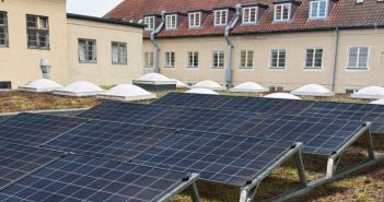 Ballastierte Aufständerungen garantieren windstabile Installation und schützen Gründach langfristig Werkzeuglose TRITON flora Lösung fixiert PV-Module sicher ohne (Foto: T.Werk GmbH)