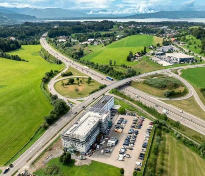 Moderne nachhaltige Aufstockung des Fertigungsgebäudes am Bodensee (Foto: tecnotron elektronik gmbh)