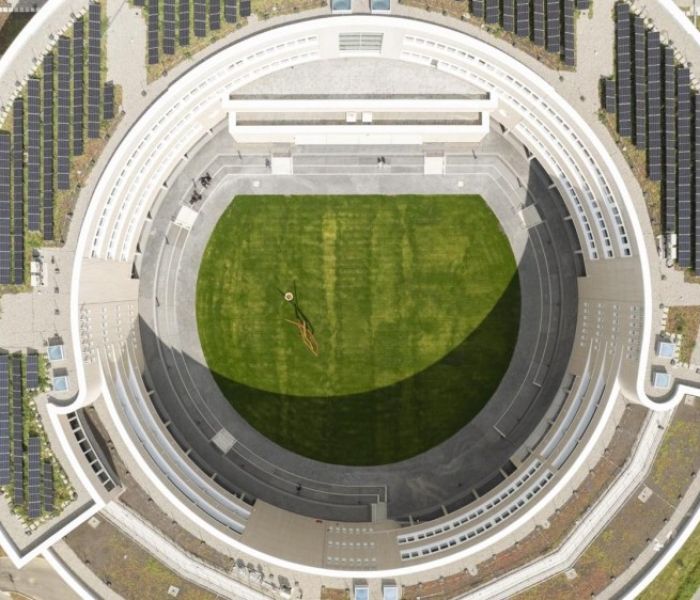 Bertha-Benz-Schule Sigmaringen.Das Solargründach von Optigrün (Foto: Roland Halbe Fotografie)