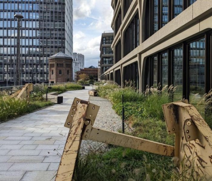 Grüne Wege neben moderner Architektur (Foto: Levin Monsigny Landschaftsarchitekten)