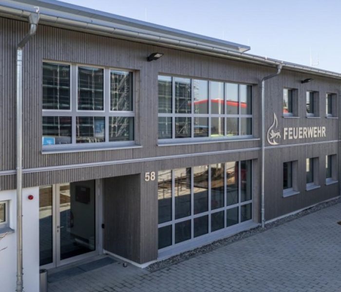Natürliche Fassadengestaltung am Feuerwehrgebäude in Aufhausen (Foto: Ladenburger GmbH)