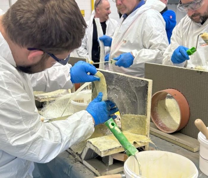 Auch praktische Einheiten gehören zur Lehrgangsreihe. (Foto: MC-Bauchemie, Bottrop)