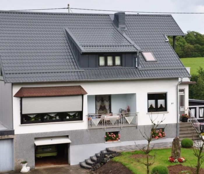 Neues Luxmetalldach auf einem Haus im Saarland (Foto: LUXMETALL Deutschland GmbH)