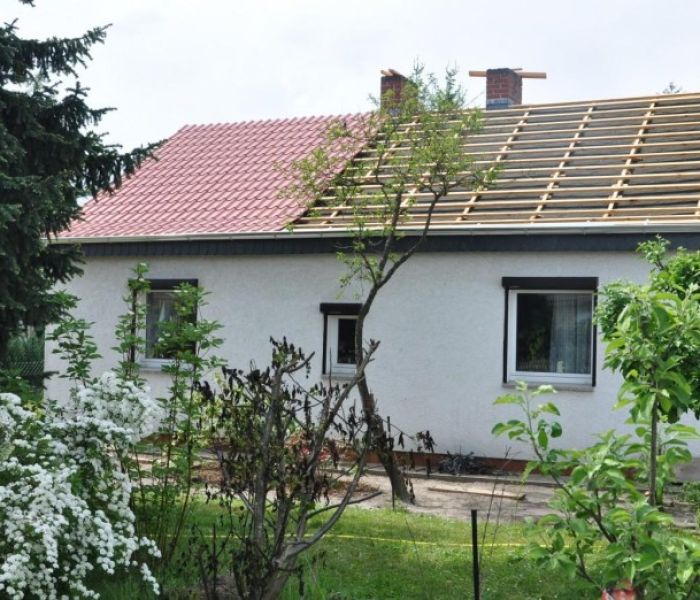 Ein altes Bitumendach wird überdeckt (Foto: LUXMETALL Deutschland GmbH)